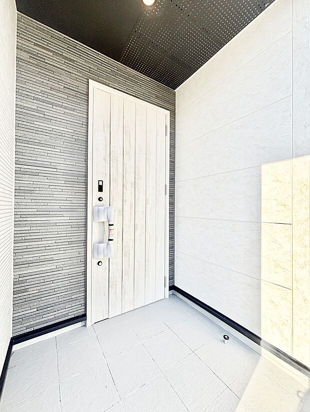 【玄関】玄関前は雨が降っても濡れにくい屋根付き