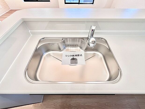 【その他設備(シンク)】広々としたシンクでお料理やお皿洗いもラクラク快適に！