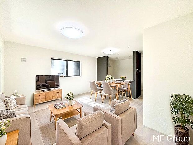 【リビング】ご家族の賑やかな話し声で包まれる明るいリビング ※家具はCGです