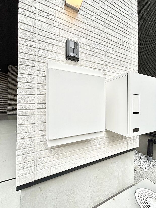 【その他現地】シンプルデザインのポスト。