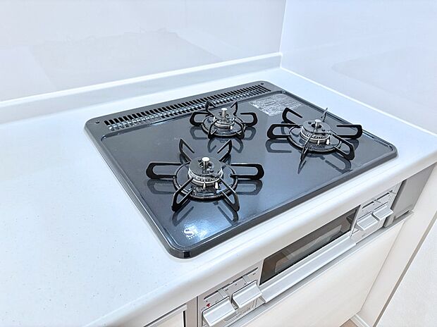 【その他設備(Siセンサーコンロ)】ガスコンロはSiセンサー搭載。火力調節や焦げ付き・消し忘れも防いでくれます。