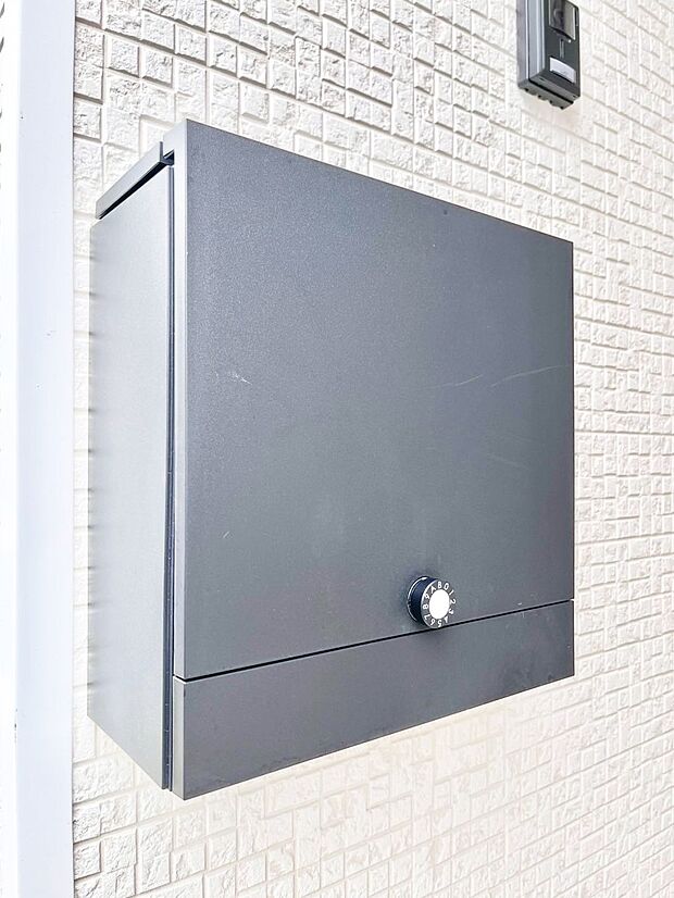 【その他現地】シンプルなデザインのポスト