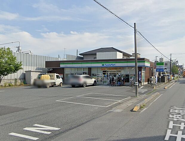 ファミリーマート 三郷戸ヶ崎店（約300m・徒歩4分）