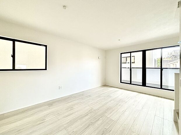 【リビングダイニング】大きな窓からたっぷりの陽光と風を感じられるリビング