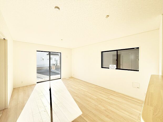 【リビングダイニング】大きな窓からたっぷりの陽光と風を感じられるリビング