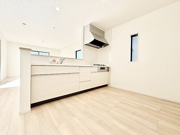 【ダイニングキッチン】料理をしながらご家族との会話を楽しめる対面カウンターキッチン