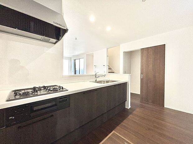 【ダイニングキッチン】料理をしながらでもご家族との会話を楽しめる対面キッチン