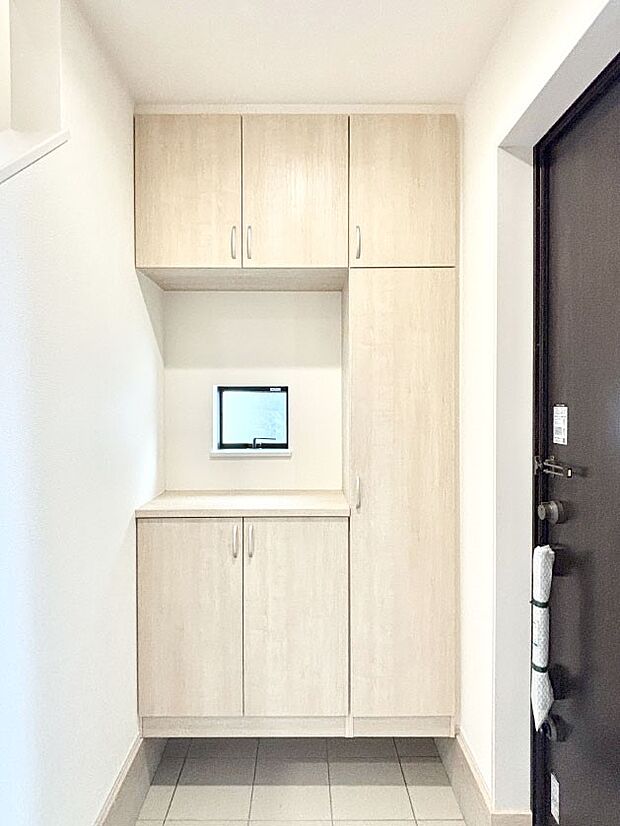 【その他設備(シューズボックス)】たっぷり収納できるシューズボックスで家族全員の靴も、玄関すっきり。