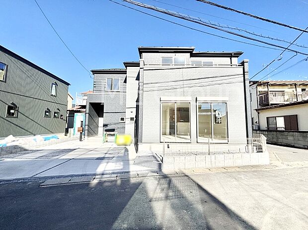 【現地外観写真】広々LDK+収納スペース充実!快適でゆとりある生活を楽しめます。