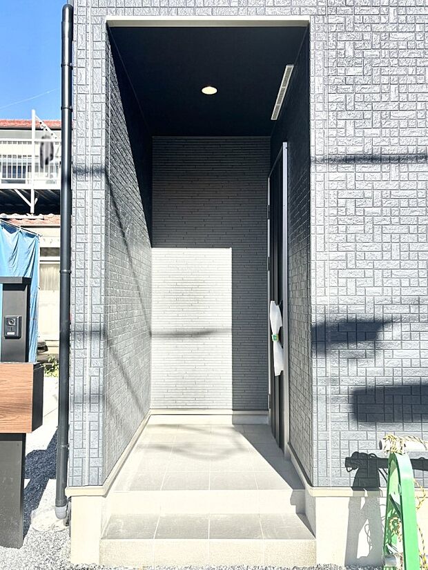 【玄関】シンプルで落ち着いた雰囲気の玄関でご家族やお客様をお出迎え!
