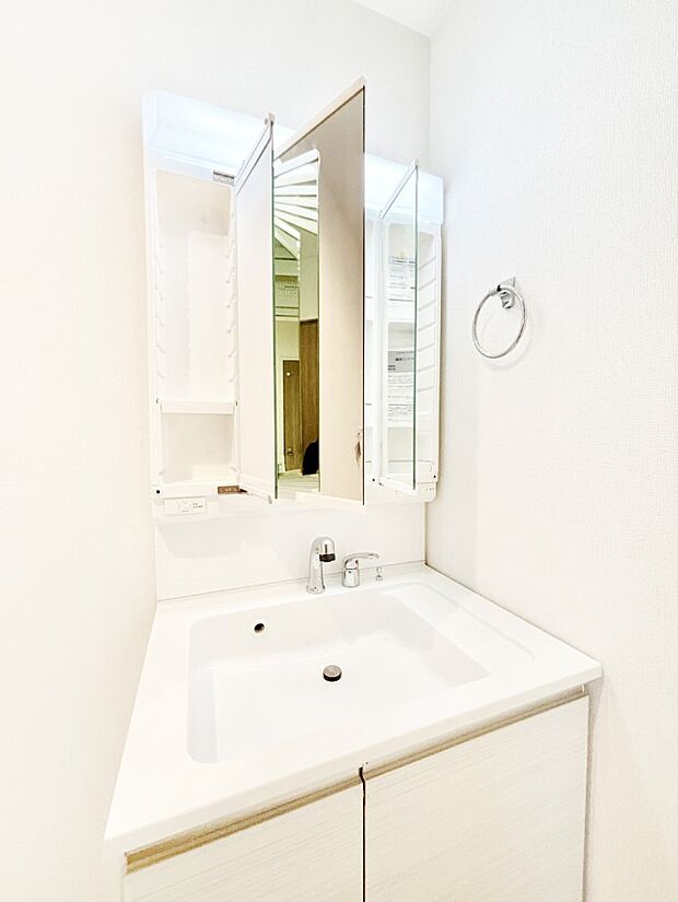 【その他設備(三面鏡裏収納)】三面鏡の裏に、化粧品や衛生用品などを収納可能。洗面台をすっきりと保ちます!