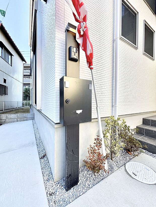 【その他現地】シンプルデザインのポスト。