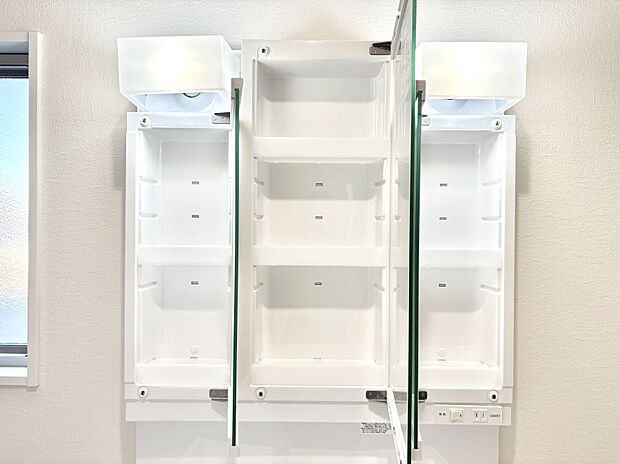 【その他設備(三面鏡裏収納)】三面鏡の裏に、化粧品や衛生用品などを収納可能。洗面台をすっきりと保ちます！