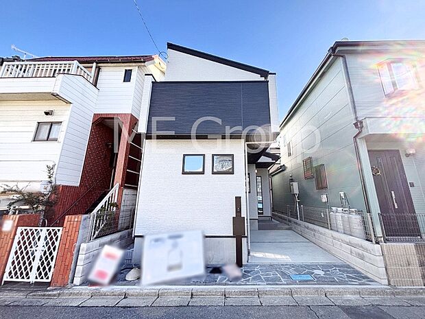 【現地外観写真】おうち時間充実!屋上バルコニー&広々リビングを採用した住まい。