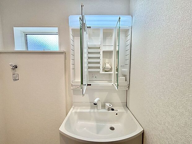 【その他設備(三面鏡裏収納)】三面鏡の裏に、化粧品や衛生用品などを収納可能。洗面台をすっきりと保ちます!