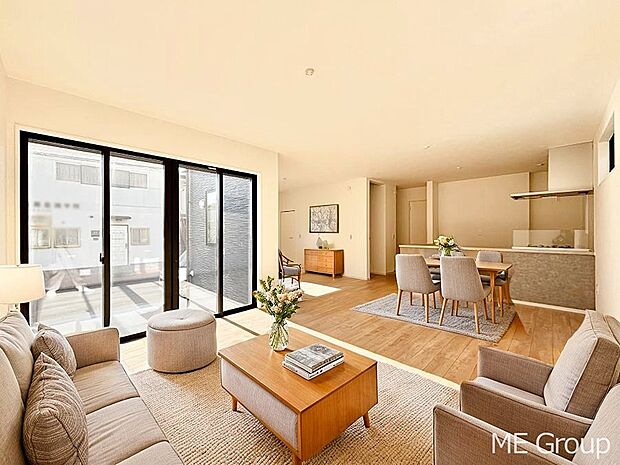 【リビング】ご家族の賑やかな話し声で包まれる明るいリビング  ※家具はCGです　