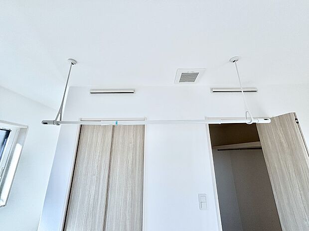 【その他設備(室内物干し)】室内物干しポール。梅雨や花粉の時期に大活躍します。  