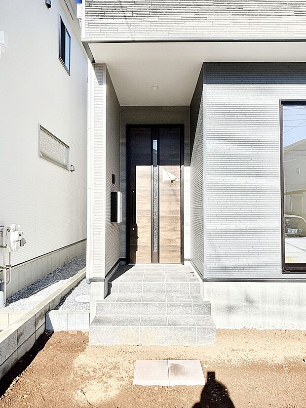 【玄関】シンプルで落ち着いた雰囲気の玄関でご家族やお客様をお出迎え!