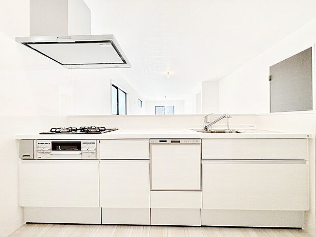 【キッチン】清潔感溢れるホワイトカラーを基調とした明るい対面キッチンで楽しくお料理!