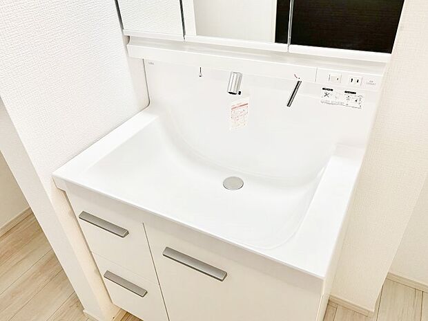 【その他設備(シャワー水栓洗面化粧台)】ハンドシャワー付き!使いやすい洗面台。