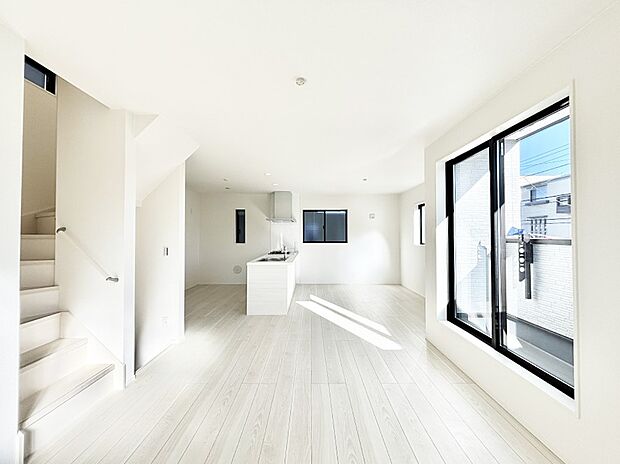 【リビングダイニング】大きな窓からたっぷりの陽光と風を感じられるリビング