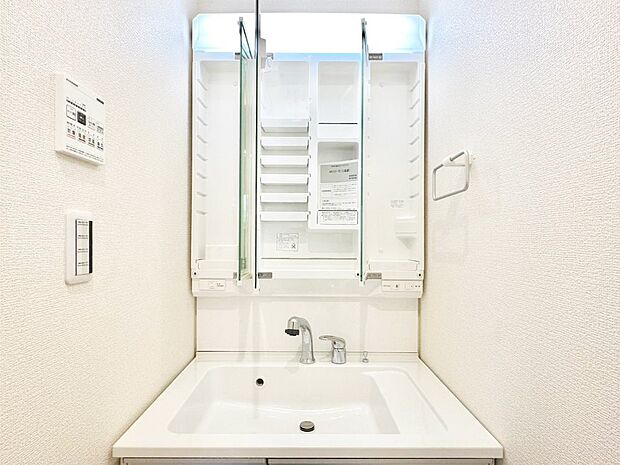 【その他設備(三面鏡裏収納)】三面鏡の裏に、化粧品や衛生用品などを収納可能。洗面台をすっきりと保ちます！