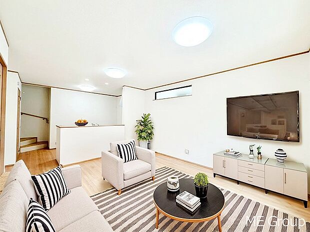 【リビング】ご家族の賑やかな話し声で包まれる明るいリビング  ※家具はCGです　