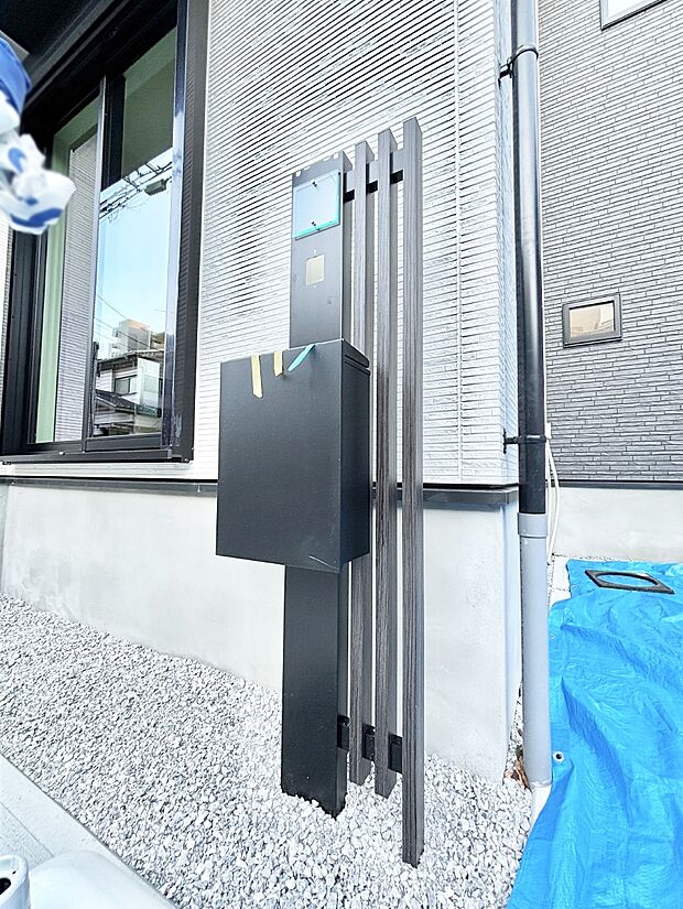 【その他現地】シンプルデザインのポスト。