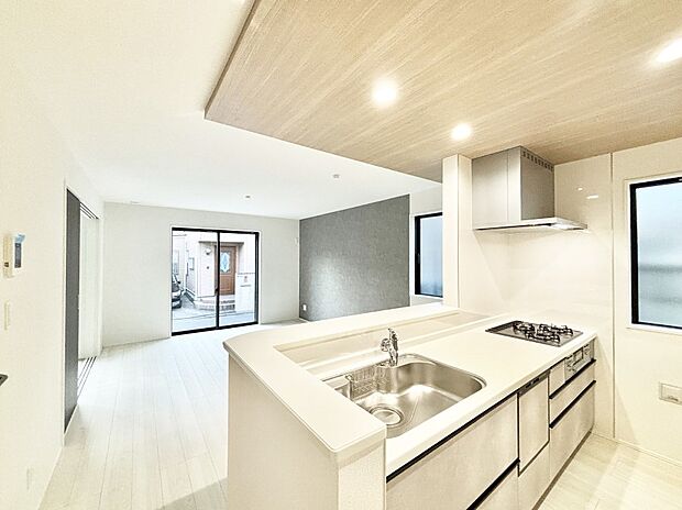 【ダイニングキッチン】リビングで遊ぶお子様を見守りながらお料理ができる対面キッチン。  