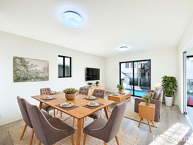 【リビング】ご家族の賑やかな話し声で包まれる明るいリビング  ※家具はCGです