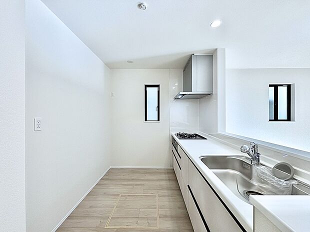 【ダイニングキッチン】爽やかな風が通り抜けるキッチン。窓があるので明るく換気にも役立ちます。