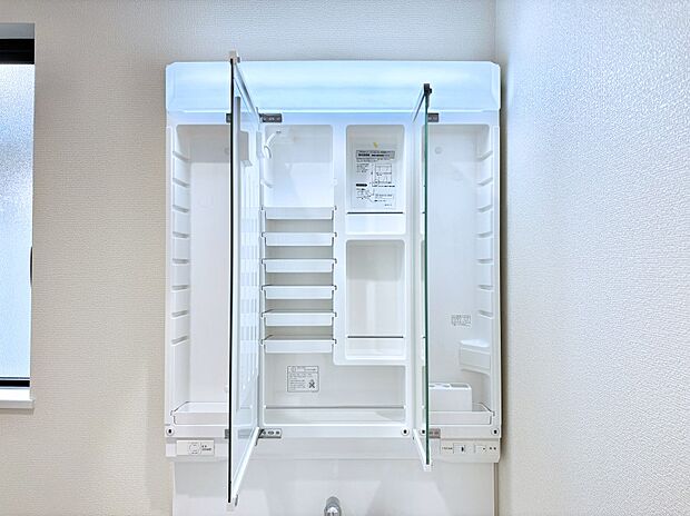 【その他設備(三面鏡裏収納)】三面鏡の裏に、化粧品や衛生用品などを収納可能。洗面台をすっきりと保ちます！