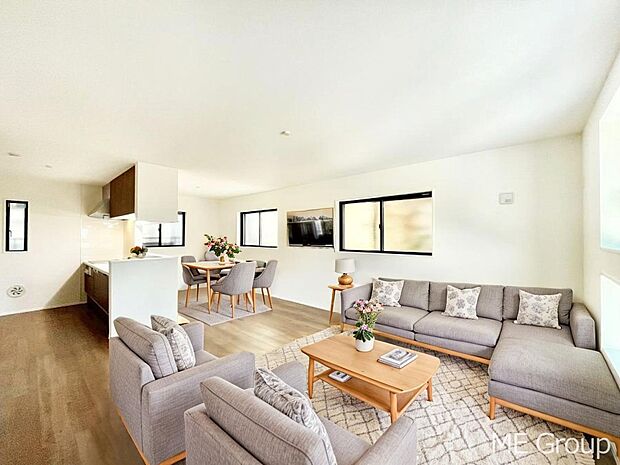 【リビング】家族の和やかな会話が聞こえてきそう。開放感のあるリビングです※家具はCGです  