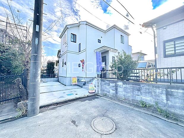 【現地外観写真】洗練された外観、上質な住空間が広がる室内は永く安心して過ごせる住居です。 