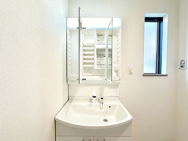 【その他設備(三面鏡裏収納)】三面鏡の裏に、化粧品や衛生用品などを収納可能。洗面台をすっきりと保ちます！