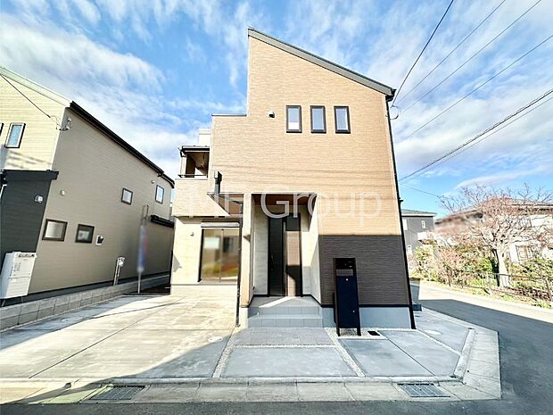 【現地外観写真】洗練された外観、上質な住空間が広がる室内は永く安心して過ごせる住居です。