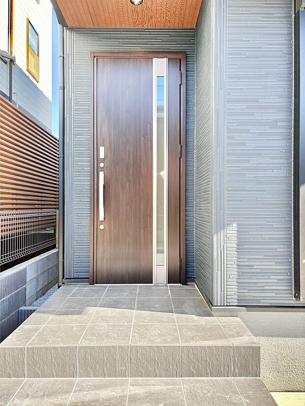 【玄関】住まいの顔を演出する、玄関ドア。