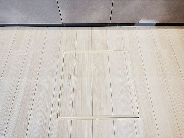 【その他設備(床下収納)】床下収納付き！日用品・非常用品の収納にも大活躍。