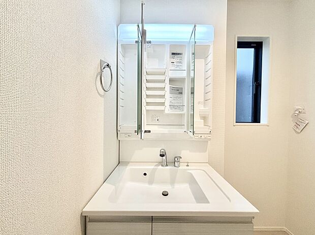 【その他設備(三面鏡裏収納)】三面鏡の裏に、化粧品や衛生用品などを収納可能。洗面台をすっきりと保ちます！