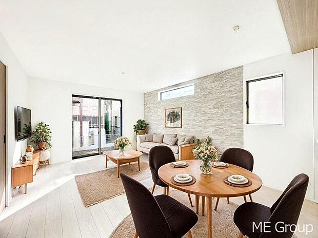 【リビング】ご家族の賑やかな話し声で包まれる明るいリビング  ※家具はCGです