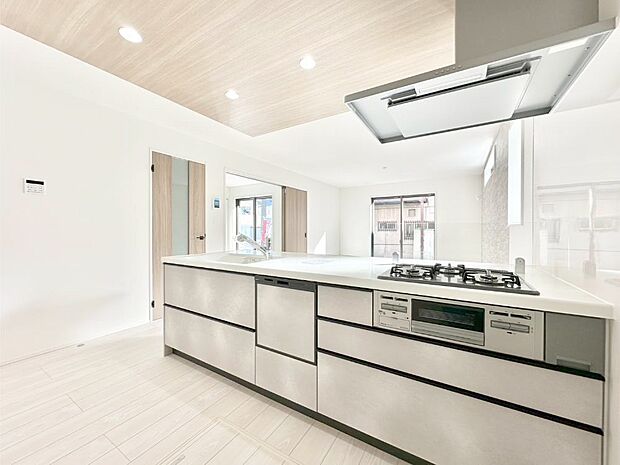 【ダイニングキッチン】毎日使うキッチンだから、使いやすさ＆お手入れのしやすさにこだわりました。 