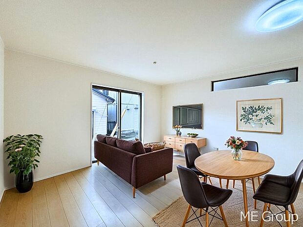 【リビング】ご家族の賑やかな話し声で包まれる明るいリビング  ※家具はCGです