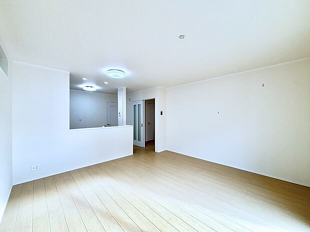 【ダイニング】家族の笑顔が自然と生まれてくる、そんな雰囲気のダイニングに仕上がっています。