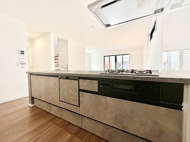 【ダイニングキッチン】リビングで遊ぶお子様を見守りながらお料理ができる対面キッチン。  