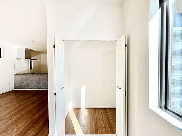 【その他設備(リビング収納)】物が集まりそうなLDKもスッキリ片付きます。