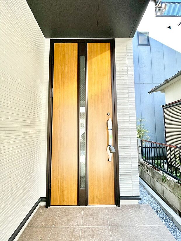 【玄関】玄関前は雨が降っても濡れにくい屋根付き　