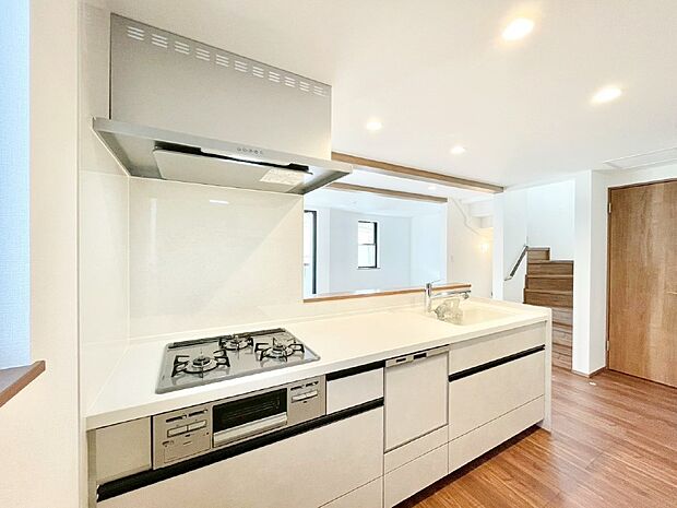 【ダイニングキッチン】料理をしながらでもご家族との会話を楽しめる対面キッチン　