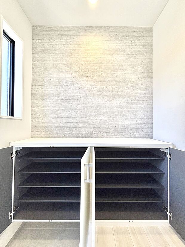 【その他設備(シューズボックス)】たっぷり収納できるシューズボックスで家族全員の靴も、玄関すっきり。  