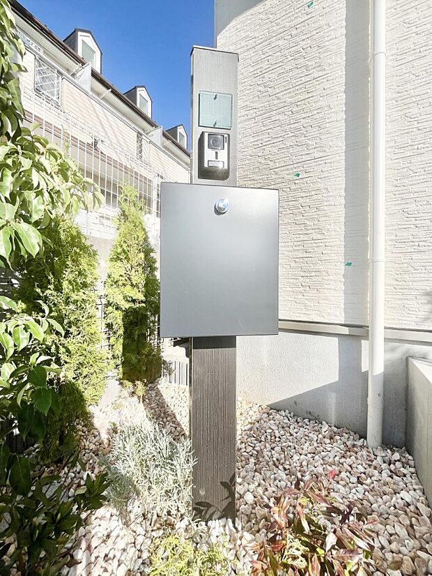 【その他現地】シンプルデザインのポスト。