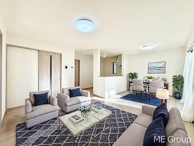 【リビング】ご家族の賑やかな話し声で包まれる明るいリビング  ※家具はCGです